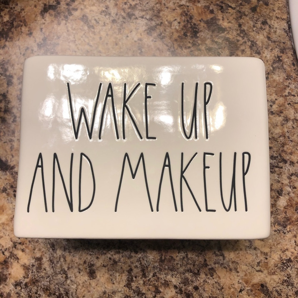 Make up organizer